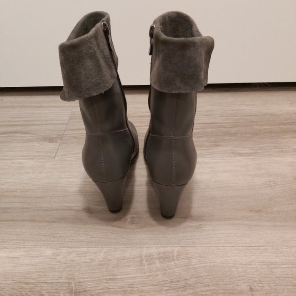 Santana Canada Grey Leather Boots - Picture 2 of 3